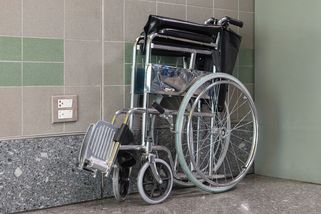 Letecká společnost ztratila dívce invalidní vozík za statisíce. Našel se až po čtyřech dnech poškozený - Novinky